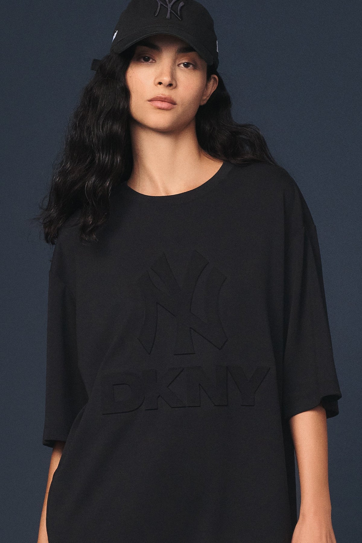 Black DKNY DKNY X YANKEES SHORT-SLEEVE EMBOSSED TEE