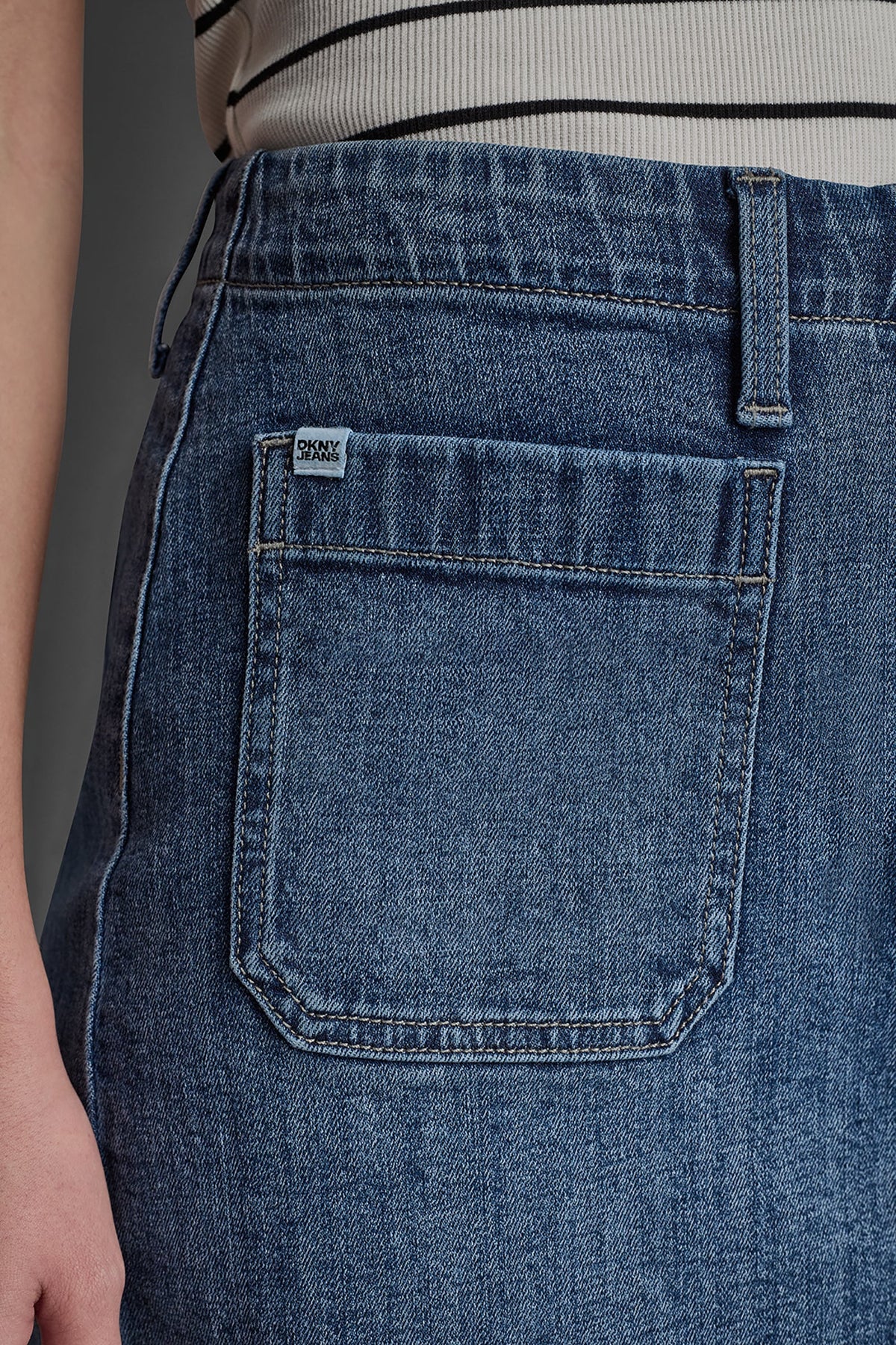 Amsterdam DKNY HIGH-RISE PATCH POCKET MINI SKIRT