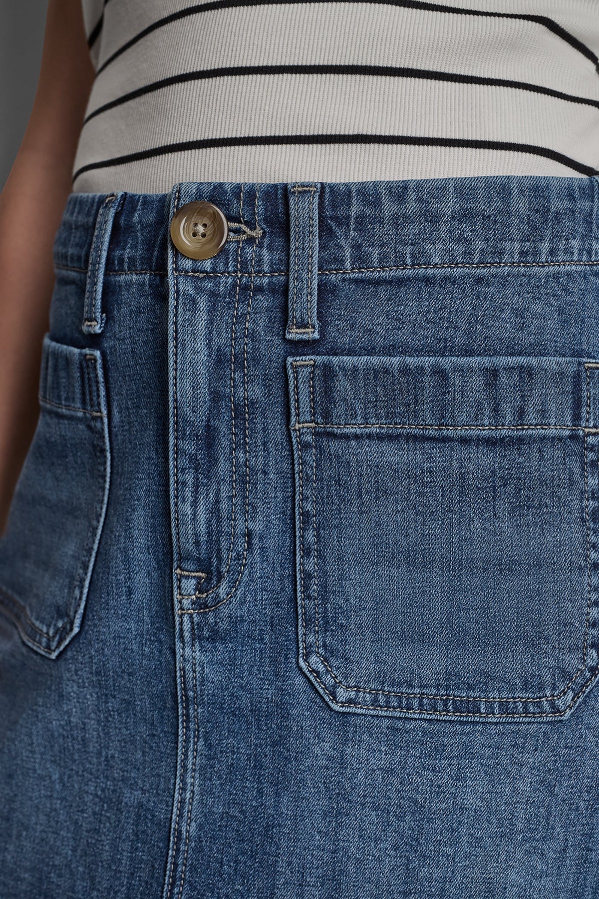 Amsterdam DKNY HIGH-RISE PATCH POCKET MINI SKIRT