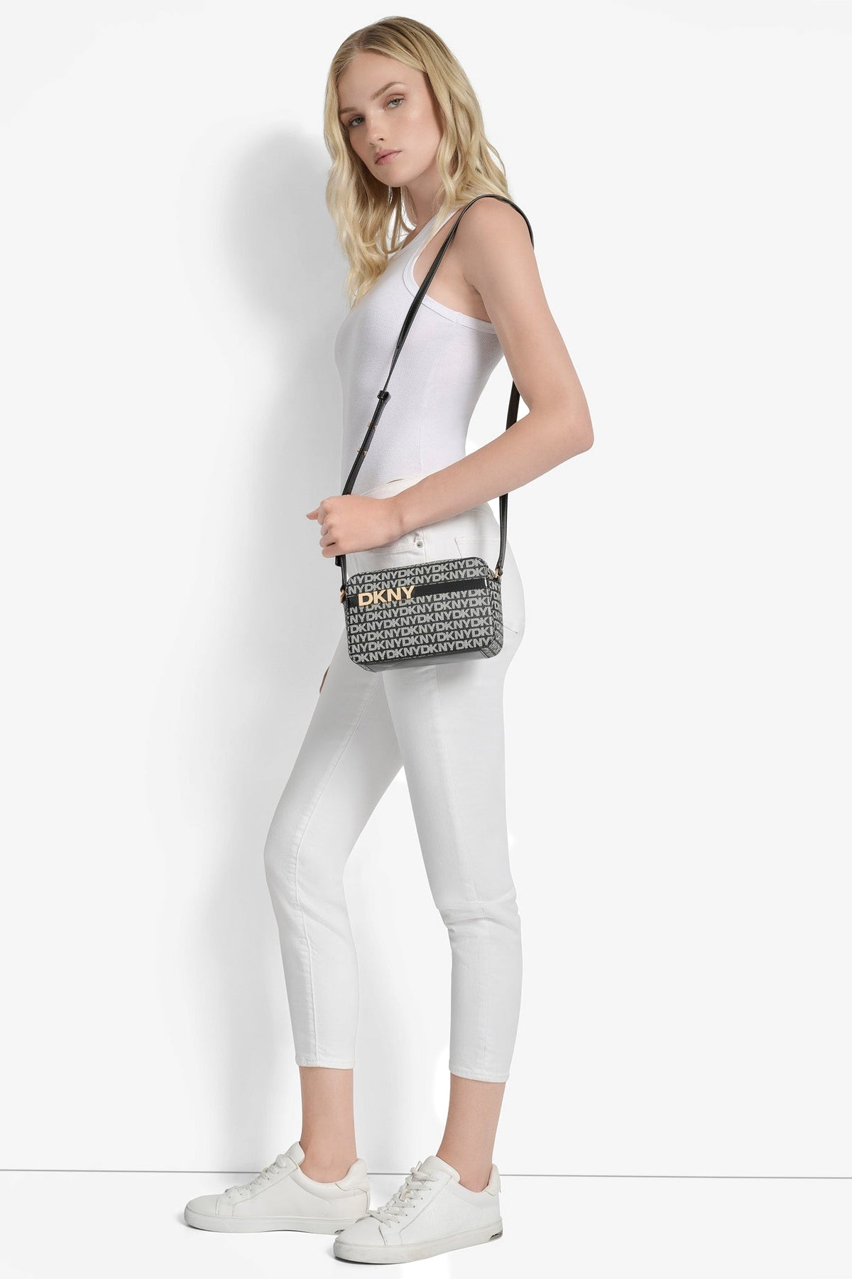 BLACK LOGO/BLACK DKNY AVRIL LOGO CAMERA BAG