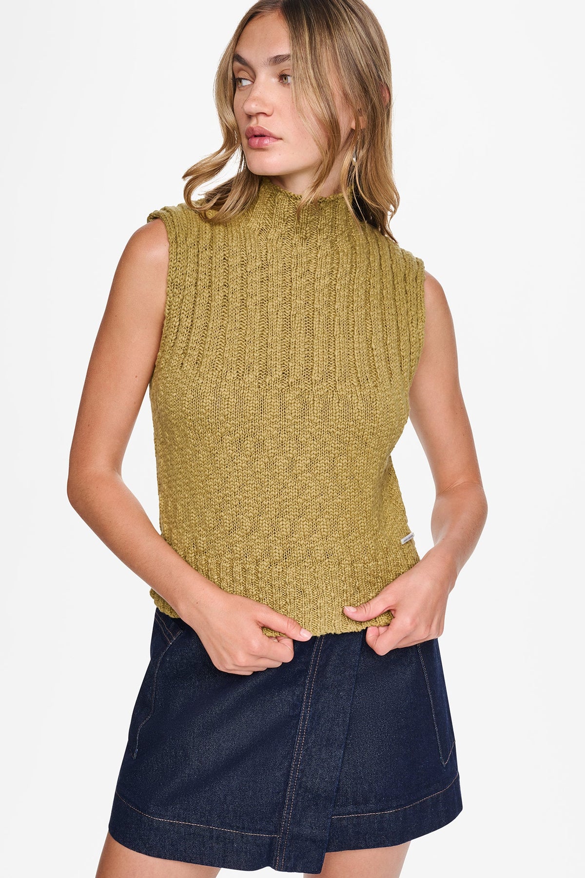 Crocodile DKNY RIBBED MOCK-NECK SWEATER VEST